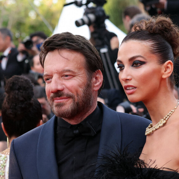 Samuel Le Bihan et sa compagne Stefania Cristian - Montée des marches pour la cérémonie de clôture du 75e Festival de Cannes. Le 28 mai 2022. © Dominique Jacovides / Bestimage