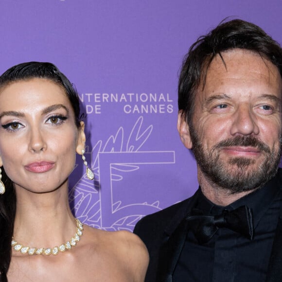 Stefania Cristian et son compagnon Samuel Le Bihan - Photocall du dîner du 75e Festival International du Film de Cannes. Le 24 mai 2022. © Olivier Borde / Bestimage