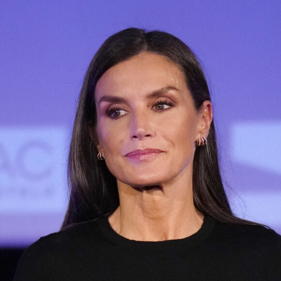 La reine Letizia d'Espagne arrive à la 22e édition du " Festival de Cine Ópera Prima Ciudad de Tudela ", au Cine Moncayo, à Tudela, le 2 novembre 2022. Un hommage sera rendu à la réalisatrice Pilar Miro à cette occasion. 