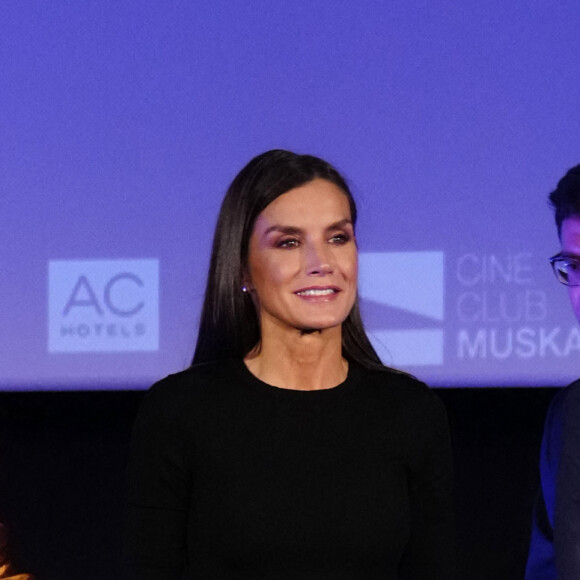 La reine Letizia d'Espagne arrive à la 22e édition du " Festival de Cine Ópera Prima Ciudad de Tudela ", au Cine Moncayo, à Tudela, le 2 novembre 2022. Un hommage sera rendu à la réalisatrice Pilar Miro à cette occasion. 