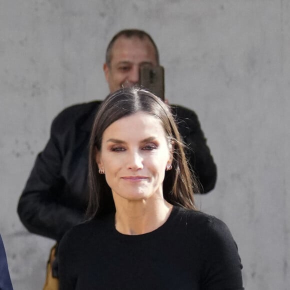 La reine Letizia d'Espagne arrive à la 22e édition du " Festival de Cine Ópera Prima Ciudad de Tudela ", au Cine Moncayo, à Tudela, le 2 novembre 2022. Un hommage sera rendu à la réalisatrice Pilar Miro à cette occasion. 