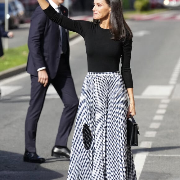 La reine Letizia d'Espagne arrive à la 22e édition du " Festival de Cine Ópera Prima Ciudad de Tudela ", au Cine Moncayo, à Tudela, le 2 novembre 2022. Un hommage sera rendu à la réalisatrice Pilar Miro à cette occasion. 