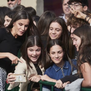 La reine Letizia d'Espagne quitte la 22e édition du " Festival de Cine Ópera Prima Ciudad de Tudela ", au Cine Moncayo, à Tudela, le 2 novembre 2022.  Queen Letizia as she leaves the 22nd edition of the 'Festival de Cine Ópera Prima Ciudad de Tudela', at the Cine Moncayo, on November 2, 2022, in Tudela, Navarra (Spain). The festival is organized by EPEL Tudela-Cultura and Cine Club Muskaria and this edition, which lasts until November 5, pays tribute to film director Pilar Miró for the 25th anniversary of her death. The festival has 7 films in competition, a series of previous events and the screening of the closing film 'Emilia' by Miguel Ángel Buttini from Tudela. 