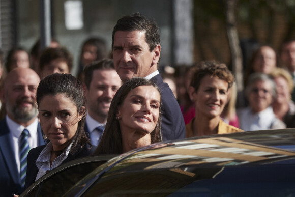 La reine Letizia d'Espagne quitte la 22e édition du " Festival de Cine Ópera Prima Ciudad de Tudela ", au Cine Moncayo, à Tudela, le 2 novembre 2022.  Queen Letizia as she leaves the 22nd edition of the 'Festival de Cine Ópera Prima Ciudad de Tudela', at the Cine Moncayo, on November 2, 2022, in Tudela, Navarra (Spain). The festival is organized by EPEL Tudela-Cultura and Cine Club Muskaria and this edition, which lasts until November 5, pays tribute to film director Pilar Miró for the 25th anniversary of her death. The festival has 7 films in competition, a series of previous events and the screening of the closing film 'Emilia' by Miguel Ángel Buttini from Tudela. 