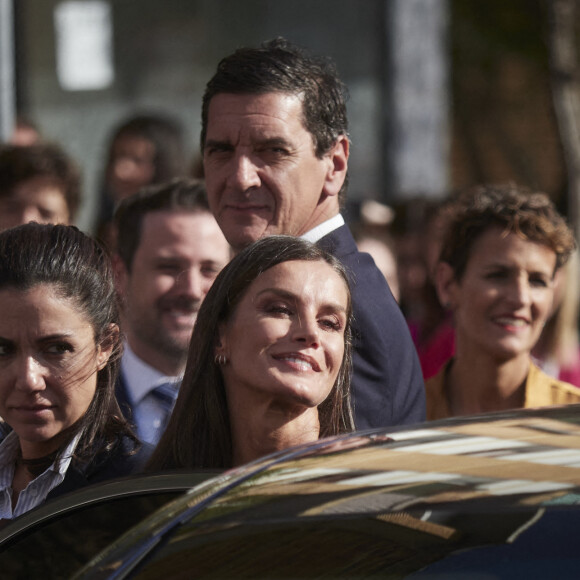 La reine Letizia d'Espagne quitte la 22e édition du " Festival de Cine Ópera Prima Ciudad de Tudela ", au Cine Moncayo, à Tudela, le 2 novembre 2022.  Queen Letizia as she leaves the 22nd edition of the 'Festival de Cine Ópera Prima Ciudad de Tudela', at the Cine Moncayo, on November 2, 2022, in Tudela, Navarra (Spain). The festival is organized by EPEL Tudela-Cultura and Cine Club Muskaria and this edition, which lasts until November 5, pays tribute to film director Pilar Miró for the 25th anniversary of her death. The festival has 7 films in competition, a series of previous events and the screening of the closing film 'Emilia' by Miguel Ángel Buttini from Tudela. 