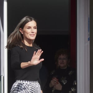 La reine Letizia d'Espagne quitte la 22e édition du " Festival de Cine Ópera Prima Ciudad de Tudela ", au Cine Moncayo, à Tudela, le 2 novembre 2022.  Queen Letizia as she leaves the 22nd edition of the 'Festival de Cine Ópera Prima Ciudad de Tudela', at the Cine Moncayo, on November 2, 2022, in Tudela, Navarra (Spain). The festival is organized by EPEL Tudela-Cultura and Cine Club Muskaria and this edition, which lasts until November 5, pays tribute to film director Pilar Miró for the 25th anniversary of her death. The festival has 7 films in competition, a series of previous events and the screening of the closing film 'Emilia' by Miguel Ángel Buttini from Tudela. 