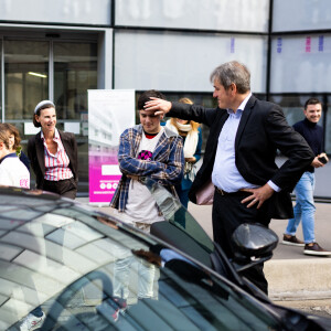 Remise, par Patrick Timsit et Arnold Munnich (Président de la Fondation Imagine), de la Ferrari Roma à Philippe R. l'heureux gagnant de la tombola "Le Grand Prix Imagine" avec le ticket n° 461 678 43, entouré de sa famille, à l'Institut Imagine à Paris. Le 29 octobre 2022. © Tiziano da Silva / Bestimage 