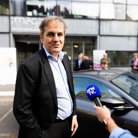 Remise, par Patrick Timsit et Arnold Munnich (Président de la Fondation Imagine), de la Ferrari Roma à Philippe R. l'heureux gagnant de la tombola "Le Grand Prix Imagine" avec le ticket n° 461 678 43, entouré de sa famille, à l'Institut Imagine à Paris. Le 29 octobre 2022. © Tiziano da Silva / Bestimage 