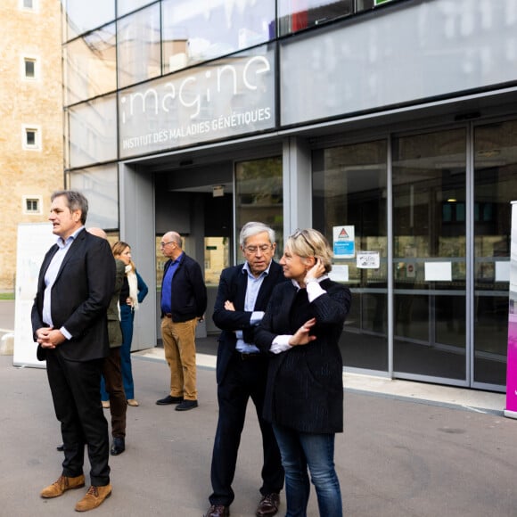 Remise, par Patrick Timsit et Arnold Munnich (Président de la Fondation Imagine), de la Ferrari Roma à Philippe R. l'heureux gagnant de la tombola "Le Grand Prix Imagine" avec le ticket n° 461 678 43, entouré de sa famille, à l'Institut Imagine à Paris. Le 29 octobre 2022. © Tiziano da Silva / Bestimage