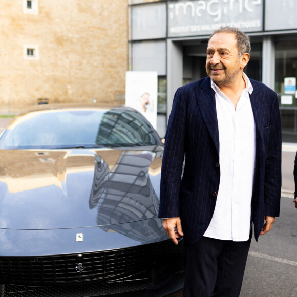 Remise, par Patrick Timsit et Arnold Munnich (Président de la Fondation Imagine), de la Ferrari Roma à Philippe R. l'heureux gagnant de la tombola "Le Grand Prix Imagine" entouré de sa famille, à l'Institut Imagine à Paris. © Tiziano da Silva / Bestimage