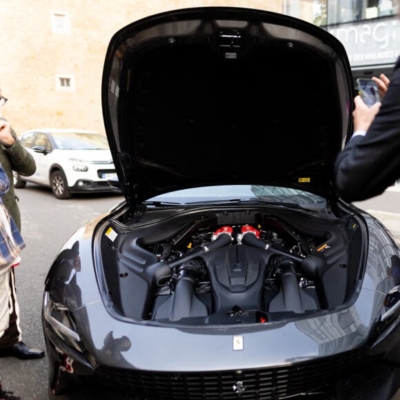 Remise, par Patrick Timsit et Arnold Munnich (Président de la Fondation Imagine), de la Ferrari Roma à Philippe R. l'heureux gagnant de la tombola "Le Grand Prix Imagine" avec le ticket n° 461 678 43, entouré de sa famille, à l'Institut Imagine à Paris. Le 29 octobre 2022. © Tiziano da Silva / Bestimage