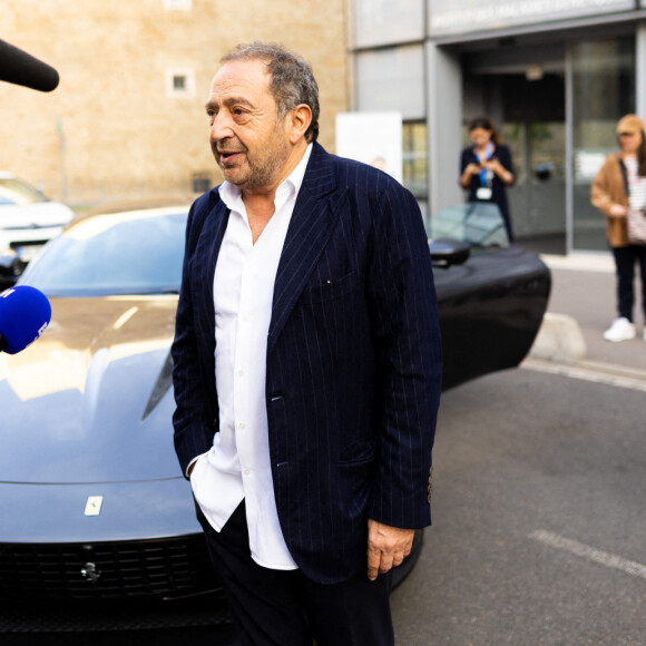 Remise, par Patrick Timsit et Arnold Munnich (Président de la Fondation Imagine), de la Ferrari Roma à Philippe R. l'heureux gagnant de la tombola "Le Grand Prix Imagine" entouré de sa famille, à l'Institut Imagine à Paris. © Tiziano da Silva / Bestimage