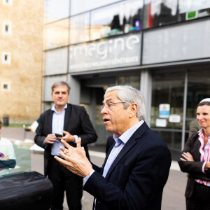 Remise, par Patrick Timsit et Arnold Munnich (Président de la Fondation Imagine), de la Ferrari Roma à Philippe R. l'heureux gagnant de la tombola "Le Grand Prix Imagine" avec le ticket n° 461 678 43, entouré de sa famille, à l'Institut Imagine à Paris. Le 29 octobre 2022. © Tiziano da Silva / Bestimage