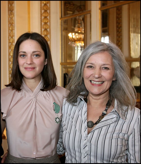 Marion Cotillard a reçu l'insigne de Chevalider des arts et des lettres des mains du ministre de la culture avec sa maman Niseema Theillaud le 15 mars 2010