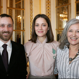 Marion Cotillard a reçu l'insigne de Chevalider des arts et des lettres des mains du ministre de la culture avec sa maman Niseema Theillaud et son frère Guillaume le 15 mars 2010