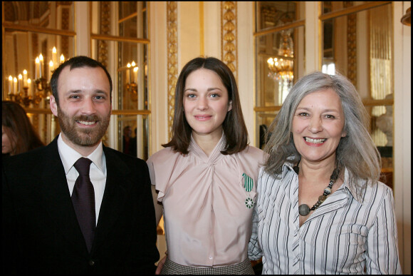 Marion Cotillard a reçu l'insigne de Chevalider des arts et des lettres des mains du ministre de la culture avec sa maman Niseema Theillaud et son frère Guillaume le 15 mars 2010