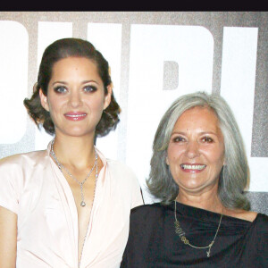 Marion Cotillard avec sa maman Niseema Theillaud à la première du film "Public Enemies" le 2 juillet 2009 à Paris