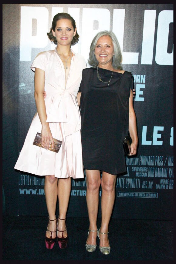 Marion Cotillard avec sa maman Niseema Theillaud à la première du film "Public Enemies" le 2 juillet 2009 à Paris