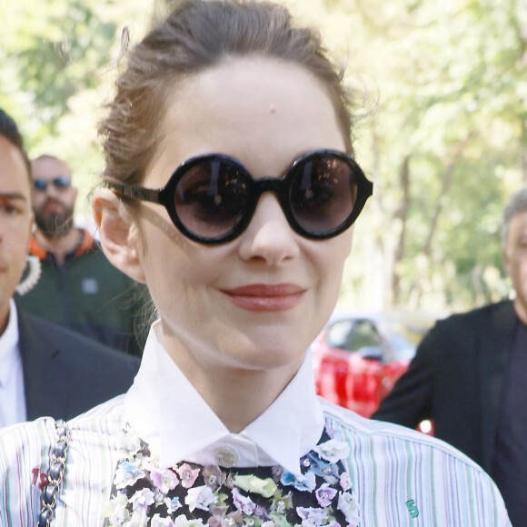 Marion Cotillard à la sortie des défilés 1 & 2 de mode Haute-Couture automne-hiver 2022-2023 "Chanel" à Paris, France, le 5 juillet 2022. © Veeren-Clovis/Bestimage 