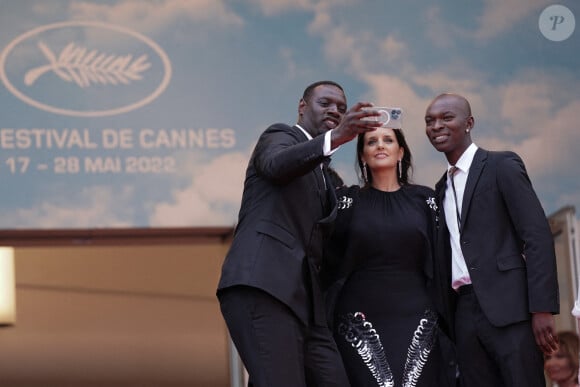 Omar Sy avec sa femme Hélène, Alassane Diong à la montée des marches de "Top Gun : Maverick" lors du 75ème Festival International du Film de Cannes, 
