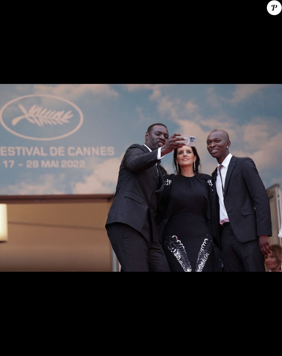 Omar Sy avec sa femme Hélène, Alassane Diong à la montée des marches de "Top Gun : Maverick" lors du 75ème Festival International du Film de Cannes,