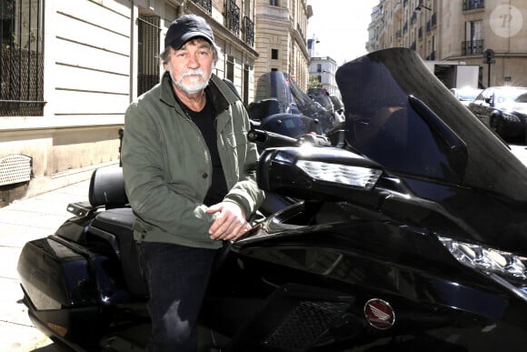 Olivier Marchal sur sa moto Honda Goldwing en marge de l'enregistrement de l'émission "Chez Jordan" à Paris le 22 avril 2022. © Cédric Perrin / Bestimage