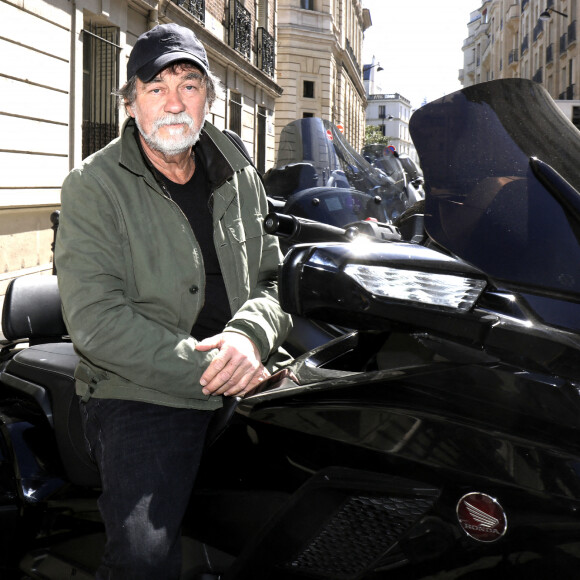 Olivier Marchal sur sa moto Honda Goldwing en marge de l'enregistrement de l'émission "Chez Jordan" à Paris le 22 avril 2022. © Cédric Perrin / Bestimage