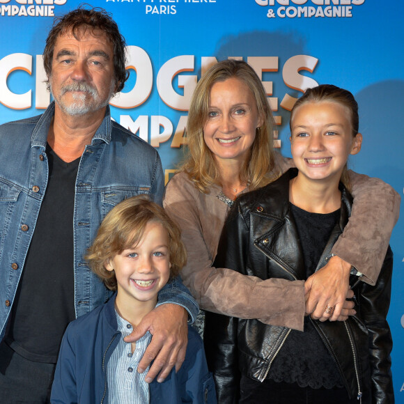 Olivier Marchal avec sa femme Catherine et leur enfant Basile et Ninon à l'avant-première de "Cigognes & Compagnies" au cinéma Gaumont Opéra à Paris, le 25 septembre 2016. © Guirec Coadic/Bestimage