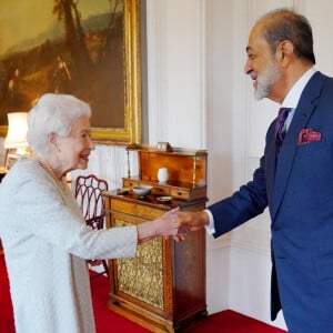 La reine Elizabeth II d'Angleterre reçoit en audience le Sultan d'Oman, Haïtham ben Tariq et sa femme, Ahad bint Abdullah au château de Windsor, le 15 décembre 2021.