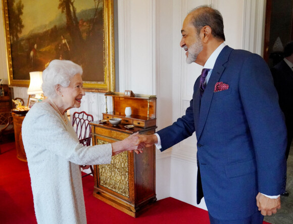 La reine Elizabeth II d'Angleterre reçoit en audience le Sultan d'Oman, Haïtham ben Tariq et sa femme, Ahad bint Abdullah au château de Windsor, le 15 décembre 2021.