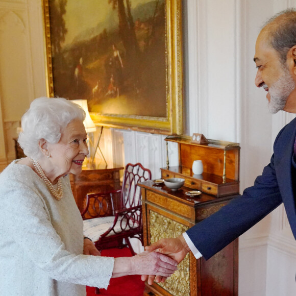 La reine Elizabeth II d'Angleterre reçoit en audience le Sultan d'Oman, Haïtham ben Tariq et sa femme, Ahad bint Abdullah au château de Windsor, le 15 décembre 2021.