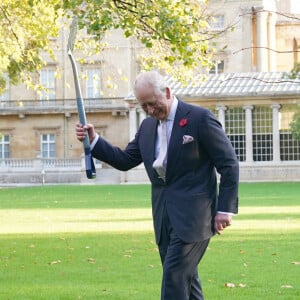 Le roi Charles III d'Angleterre plante un tilleul dans le jardin du palais de Buckingham, après la réception donnée en amont de la Cop 27. Le 4 novembre 2022.