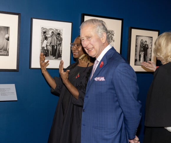 Le roi Charles III d'Angleterre et Camilla Parker Bowles, reine consort d'Angleterre, visitent l'exposition Africa Fashion au Victoria and Albert Museum à Londres, le 3 novembre 2022.