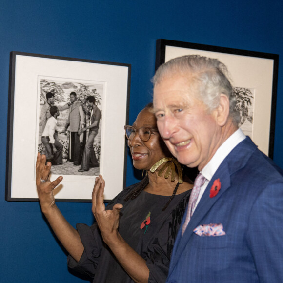 Le roi Charles III d'Angleterre et Camilla Parker Bowles, reine consort d'Angleterre, visitent l'exposition Africa Fashion au Victoria and Albert Museum à Londres, le 3 novembre 2022.