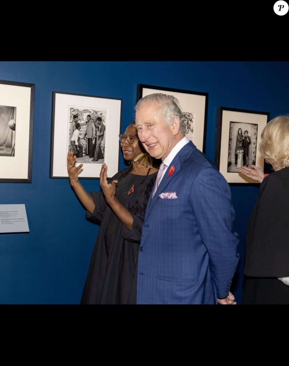 Le roi Charles III d'Angleterre et Camilla Parker Bowles, reine consort d'Angleterre, visitent l'exposition Africa Fashion au Victoria and Albert Museum à Londres, le 3 novembre 2022.