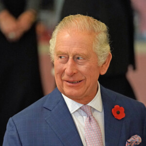 Le roi Charles III d'Angleterre visite l'exposition Africa Fashion au Victoria and Albert Museum à Londres, le 3 novembre 2022. L'exposition célèbre la créativité, l'ingéniosité et l'impact mondial de la mode africaine.
