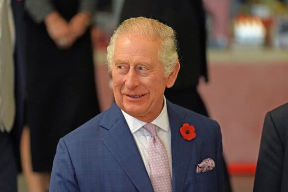 Le roi Charles III d'Angleterre visite l'exposition Africa Fashion au Victoria and Albert Museum à Londres, le 3 novembre 2022. L'exposition célèbre la créativité, l'ingéniosité et l'impact mondial de la mode africaine.