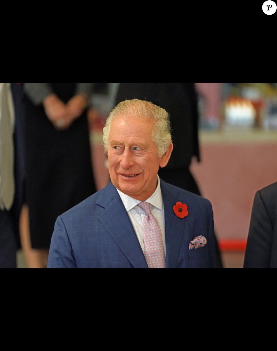 Le roi Charles III d'Angleterre visite l'exposition Africa Fashion au Victoria and Albert Museum à Londres, le 3 novembre 2022. L'exposition célèbre la créativité, l'ingéniosité et l'impact mondial de la mode africaine.