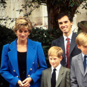 Le prince Charles, prince de Galles devenu le roi Charles III d'Angleterre avec sa femme Lady Diana et leurs enfants Harry et William. 