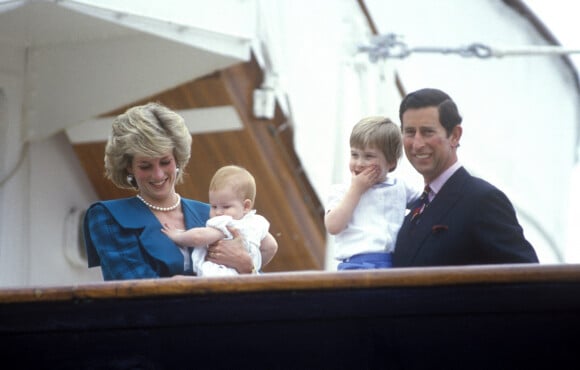 Le prince Charles, prince de Galles devenu le roi Charles III d'Angleterre, sa femme Lady Diana et leurs enfants Harry et William en 1985.