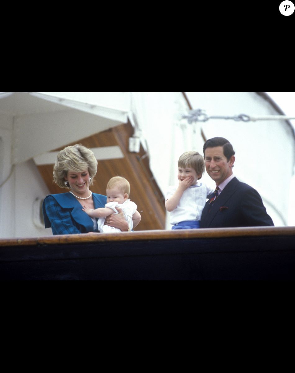 Le prince Charles, prince de Galles devenu le roi Charles III d'Angleterre, sa femme Lady Diana et leurs enfants Harry et William en 1985.