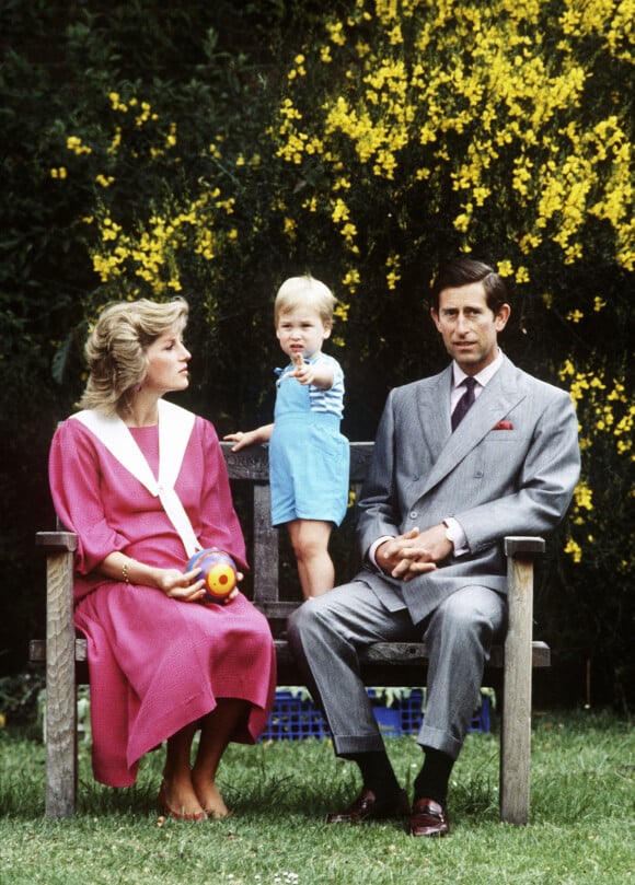 Le prince Charles, prince de Galles devenu le roi Charles III d'Angleterre et sa femme Lady Diana avec leur fils William en 1984.