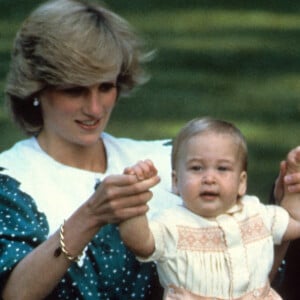 Le prince Charles, prince de Galles devenu le roi Charles III d'Angleterre et sa femme Lady Diana avec leur fils William en 1983.