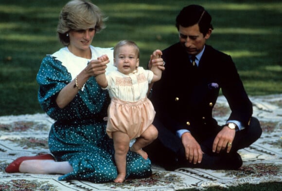 Le prince Charles, prince de Galles devenu le roi Charles III d'Angleterre et sa femme Lady Diana avec leur fils William en 1983.