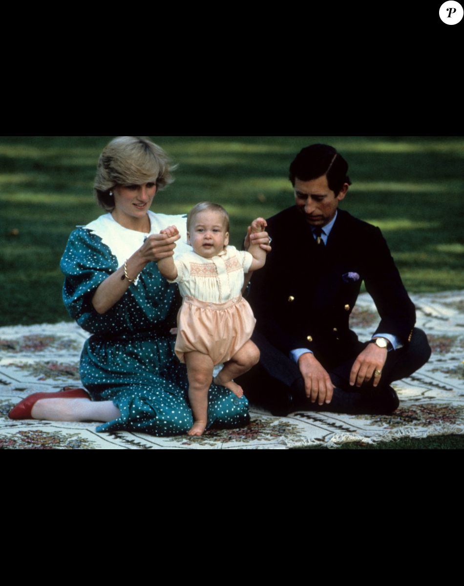 Le prince Charles, prince de Galles devenu le roi Charles III d'Angleterre et sa femme Lady Diana avec leur fils William en 1983.