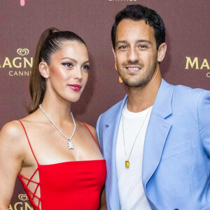 Iris Mittenaere et son compagnon Diego El Glaoui au photocall de la soirée "Magnum" lors du 75e Festival de Cannes le 19 mai 2022. © Jack Tribeca / Bestimage