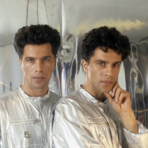 En France, à Paris, Igor et Grichka Bogdanoff ( Bogdanov) posant en avril 1983.