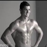 Regardez Cristiano Ronaldo se déshabiller et vous dévoiler... son corps parfait et huilé ! So sexy !