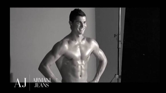 Regardez Cristiano Ronaldo se déshabiller et vous dévoiler... son corps parfait et huilé ! So sexy !