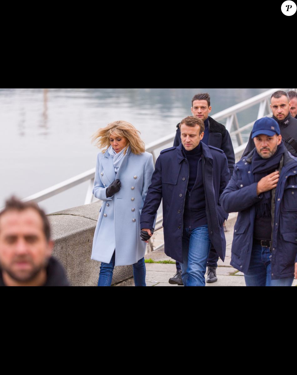Le président Emmanuel Macron et sa femme Brigitte passent le week-end de la Toussaint à Honfleur le 31 octobre 2019. Comme tous les week-end de Toussaint, le président Emmanuel Macron et sa femme Brigitte sont à Honfleur dans le Calvados où ils sont arrivés le mercredi 30 dans la soirée. Ils logent à la Ferme Saint-Siméon, un hôtel de Honfleur. En fin de mâtinée, le jeudi 31, ils sont venus à pied pour déjeuner au Bistrot des Artistes, où ils ont leurs habitudes depuis des années et ensuite ils sont allés à la rencontre des Honfleurais lors d'une brève promenade sur la jetée du port. Ils ont rejoint leur hôtel peu de temps après en raison du mauvais temps.